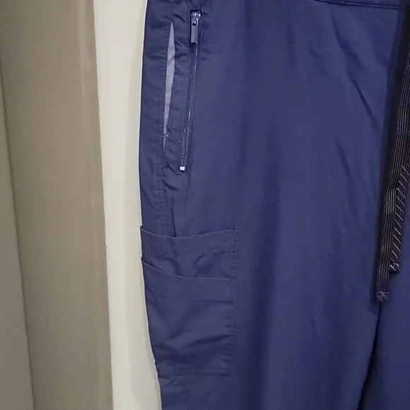 Motion Scrubs Set - Picture 5 of 7